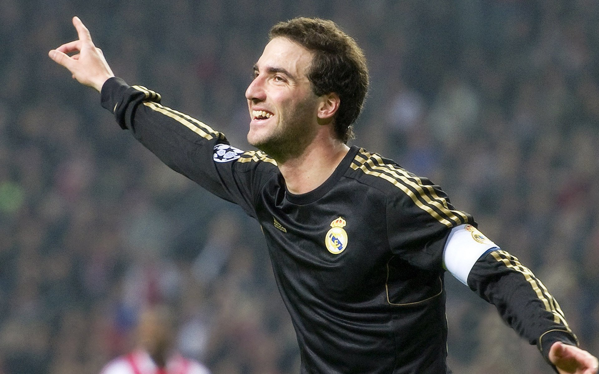 莱万独中两元，德甲射手榜第一人再添战绩，莱万的德甲纪录